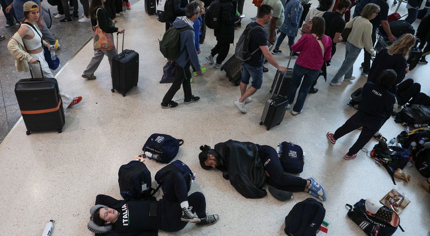 Entrega de bagagens no Aeroporto de Lisboa é situação por resolver após apagão Entrega de bagagens no Aeroporto de Lisboa é situação por resolver após apagão
