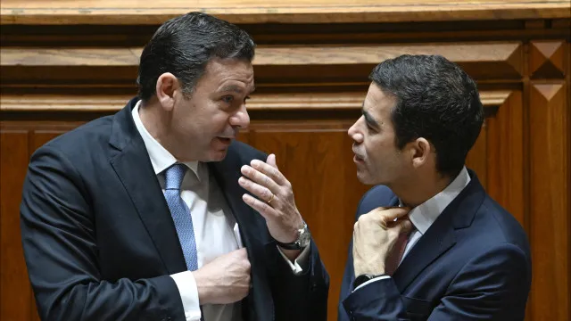 Leitão Amaro defende estratégia de comunicação do Governo e acusa PS de oportunismo Leitão Amaro defende estratégia de comunicação do Governo e acusa PS de oportunismo