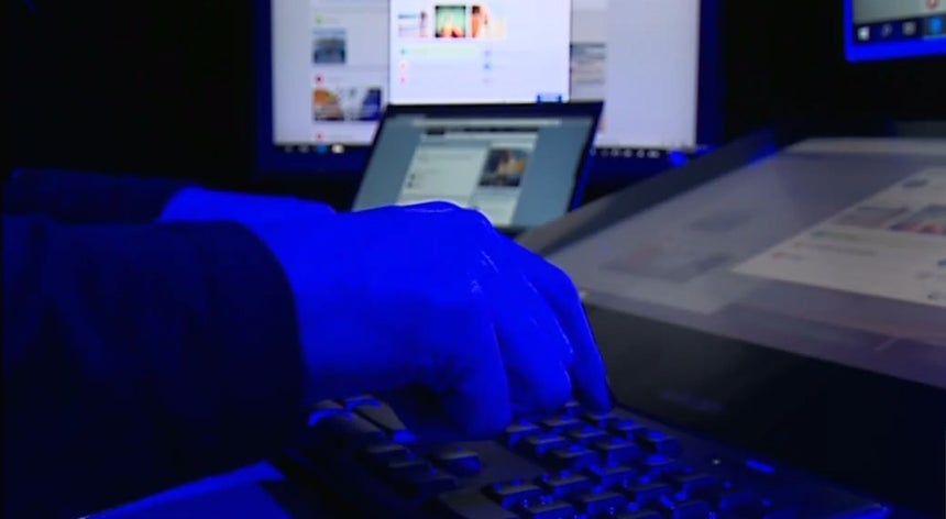 Jovem acusado de incitar através da internet a crimes como homicídio consumado Jovem acusado de incitar através da internet a crimes como homicídio consumado