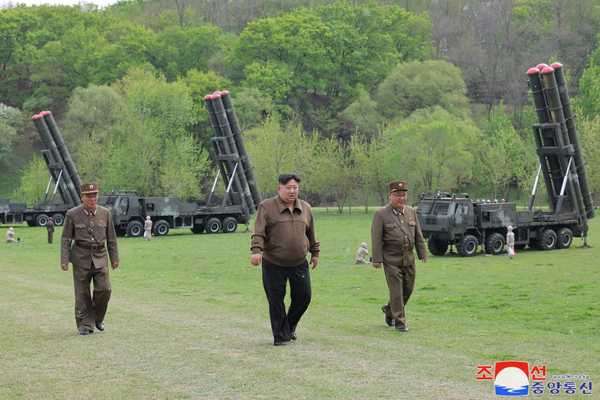 Kim Jong-un supervisiona exercício de contra-ataque nuclear Kim Jong-un supervisiona exercício de contra-ataque nuclear
